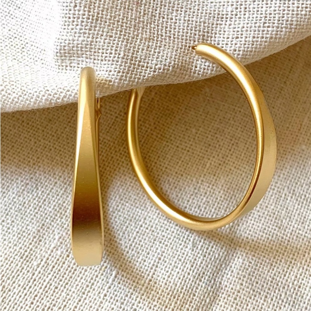 Chic Gold Twist Hoop Earrings